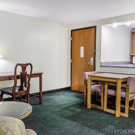 Econo Lodge Inn & Suites Denver Buitenkant foto