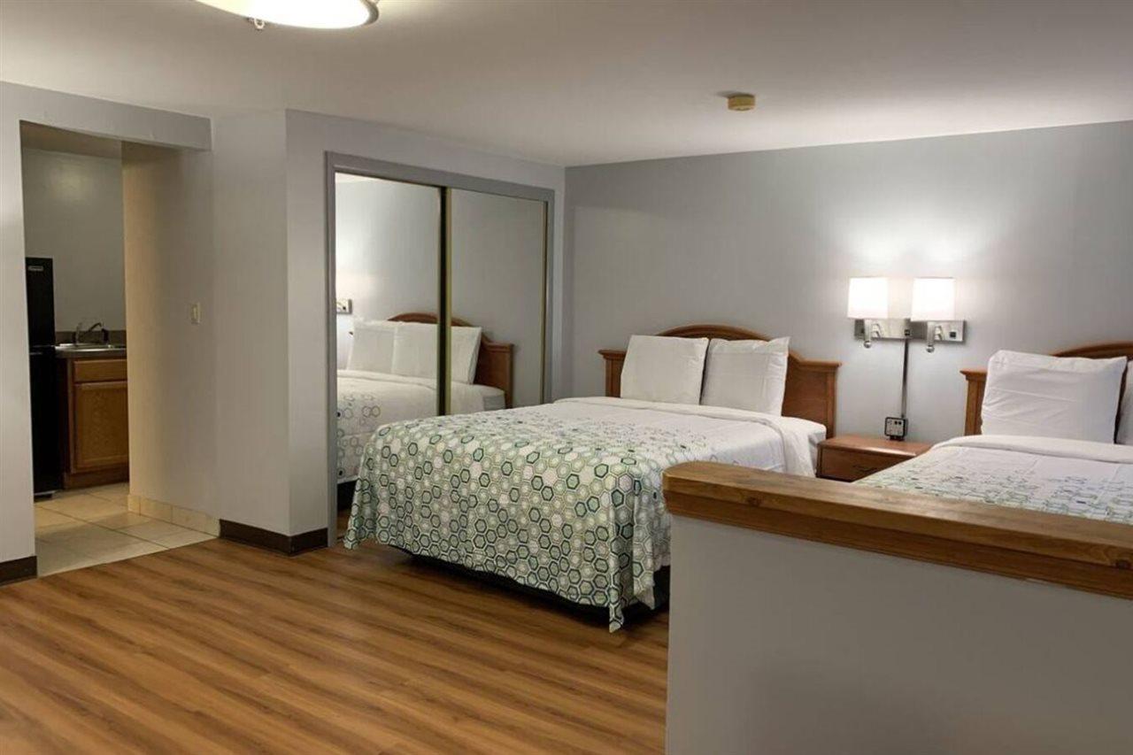 Econo Lodge Inn & Suites Denver Buitenkant foto