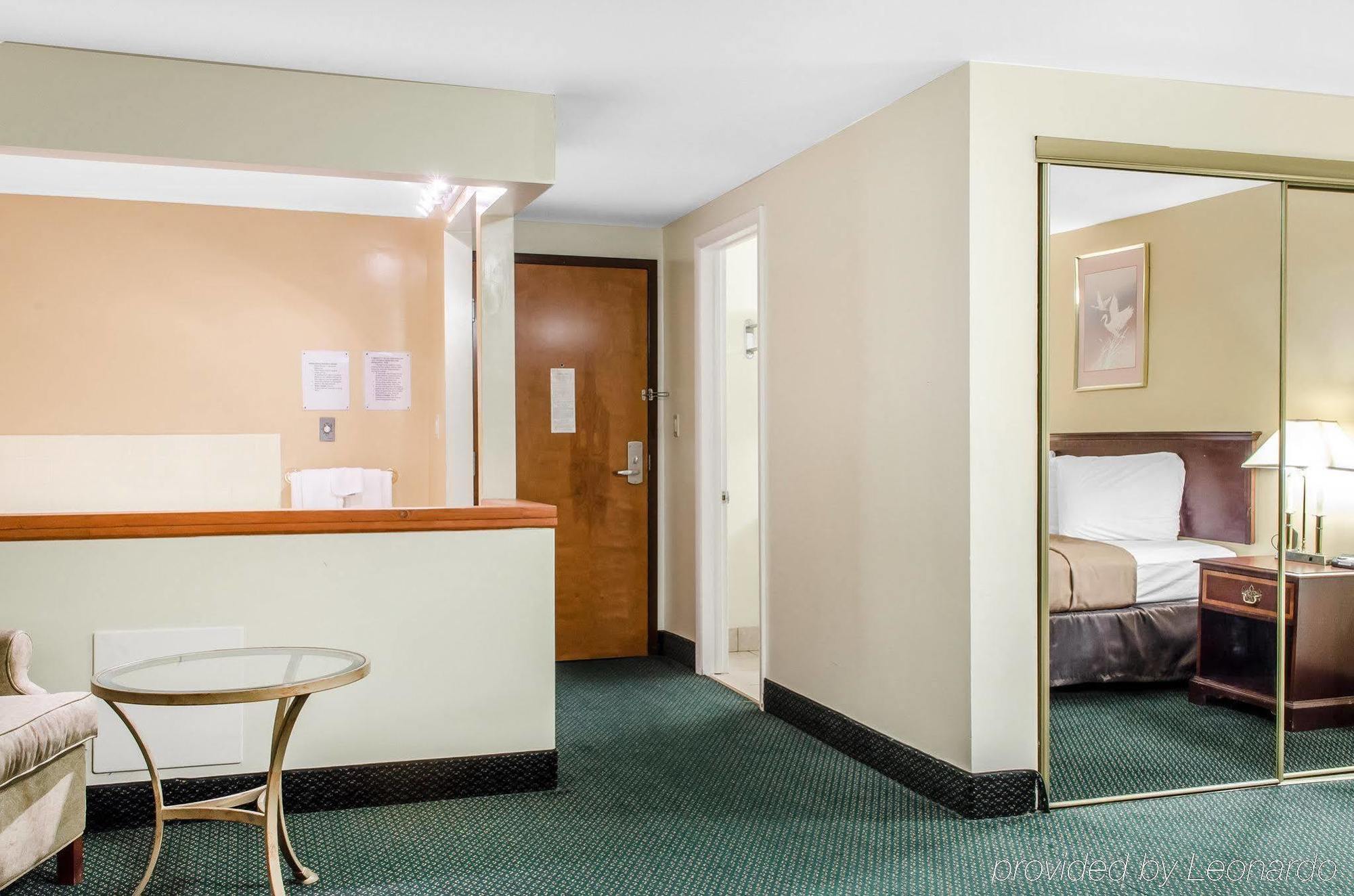 Econo Lodge Inn & Suites Denver Buitenkant foto