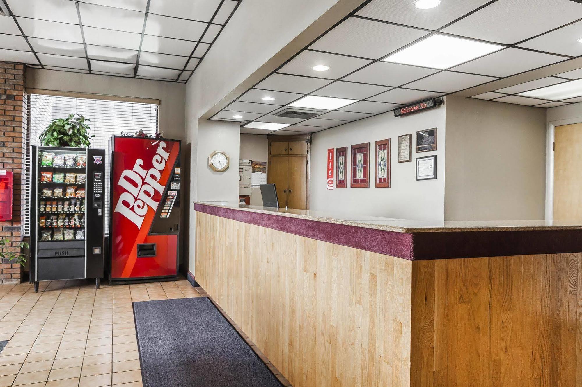 Econo Lodge Inn & Suites Denver Buitenkant foto