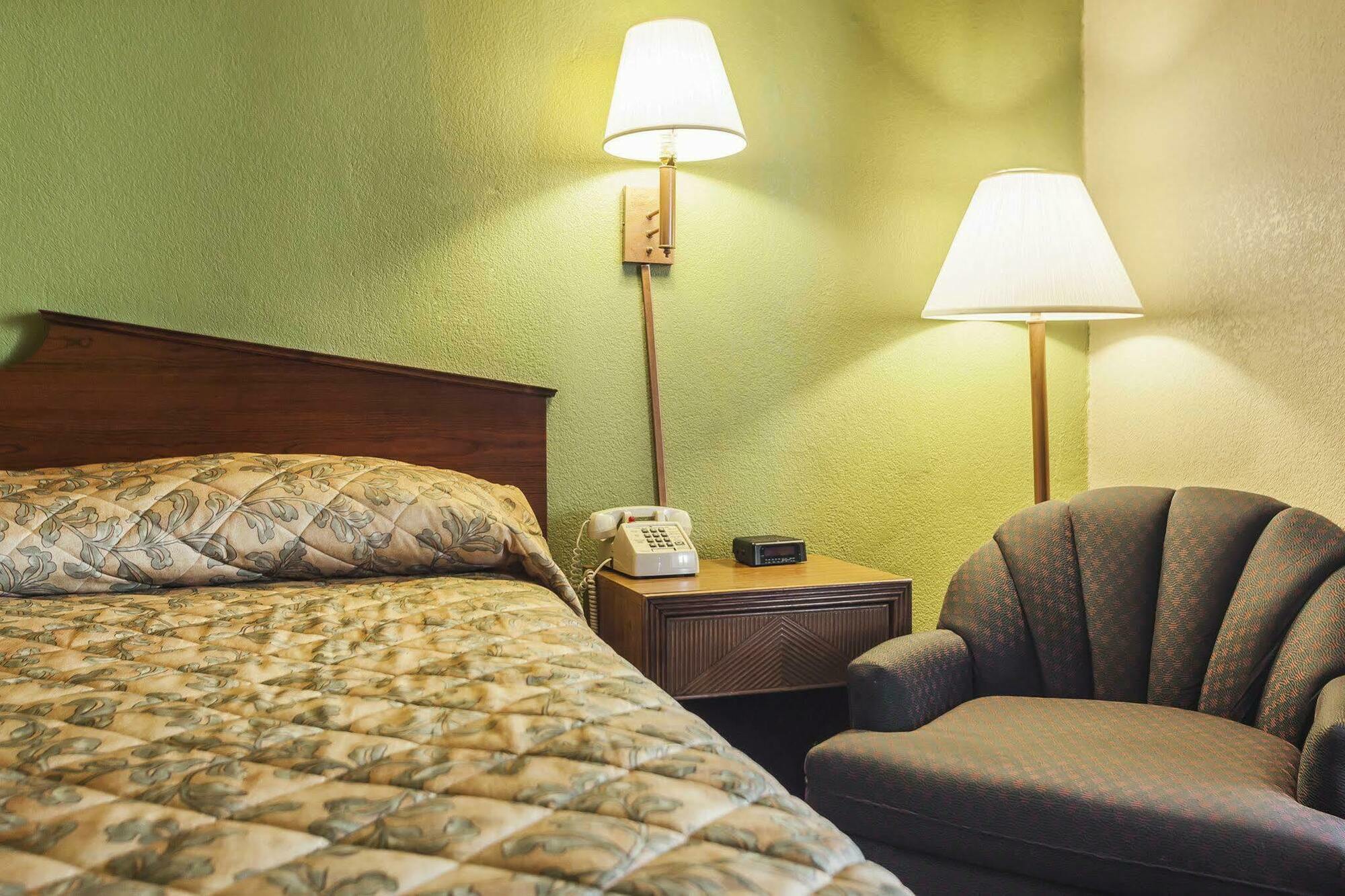Econo Lodge Inn & Suites Denver Buitenkant foto